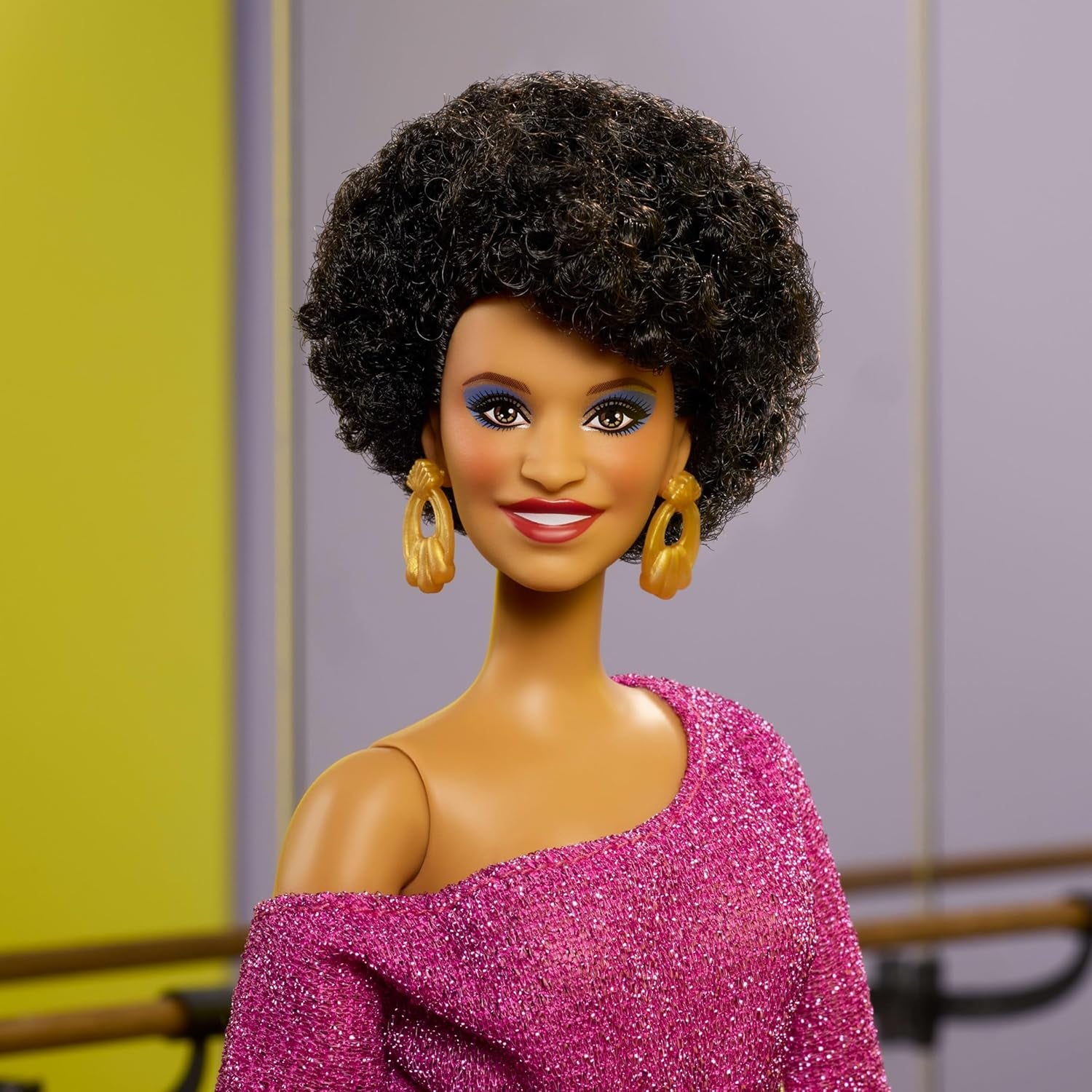 Barbie Signature Puppe, Debbie Allen Tribute Collection Bewegliche Puppe mit schulterfreiem Oberteil, goldenem Gürtel und violetten Fransenhosen mit Stulpen, JBJ24