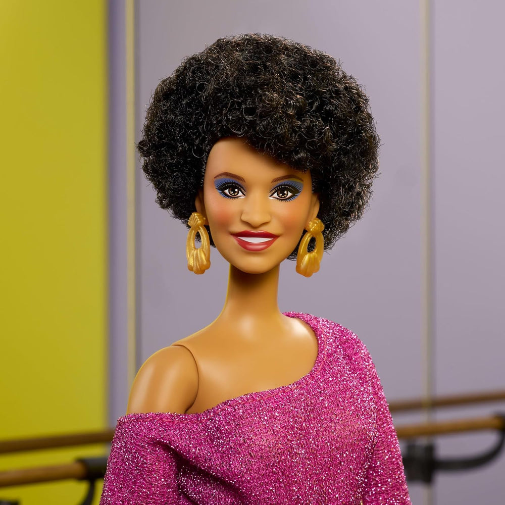 Barbie Signature Puppe, Debbie Allen Tribute Collection Bewegliche Puppe mit schulterfreiem Oberteil, goldenem Gürtel und violetten Fransenhosen mit Stulpen, JBJ24