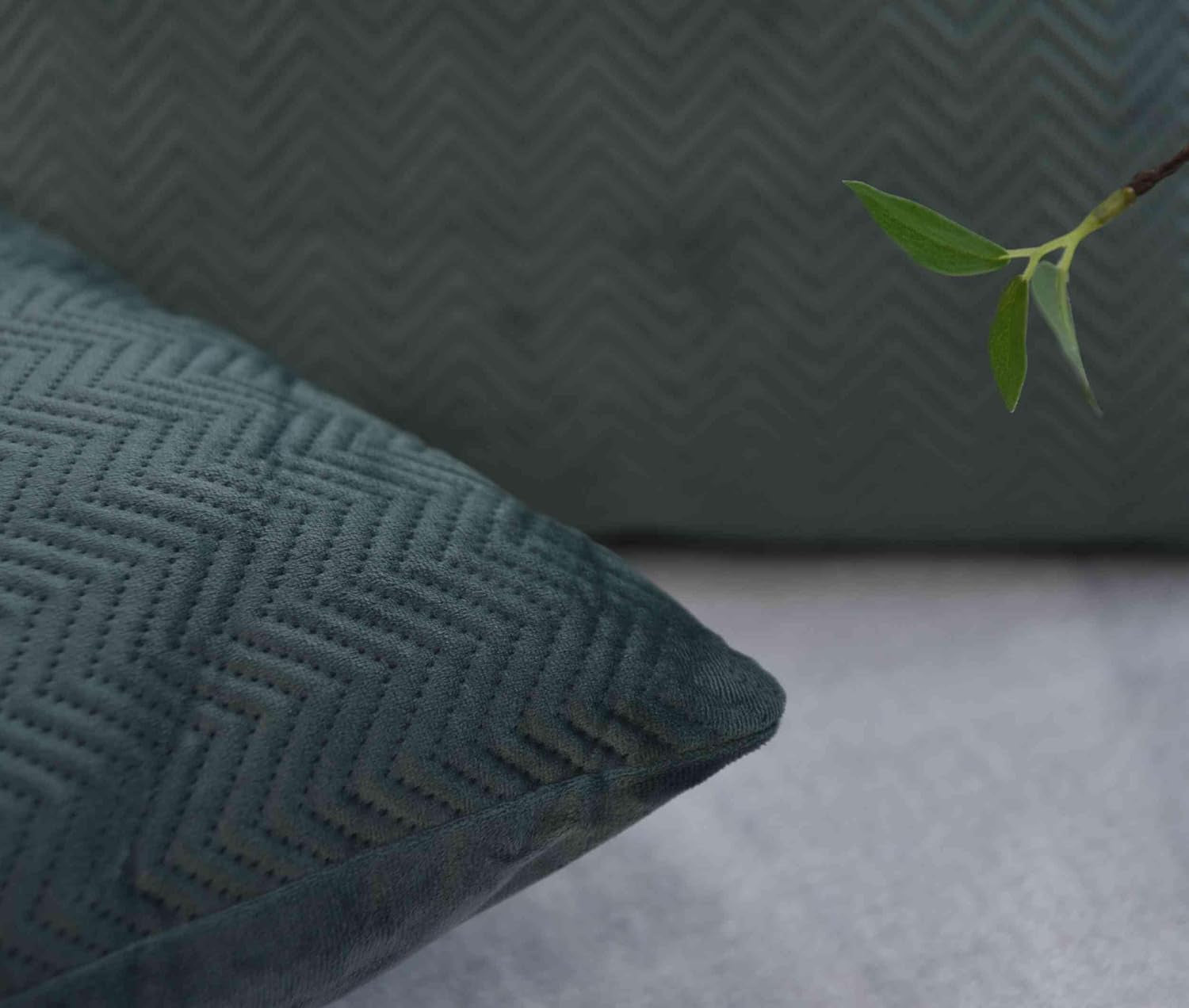 Cutie pentru perdele Pernă Pernă decorativă Lxw 45X45 Cm Verde Jacquard "Greta" Cu design în formă de heringbone Închidere cu fermoar ușor de întreținut Umplutură moale 320G - Varietate de culori, 2023510 Perne calatorie Naty Shop