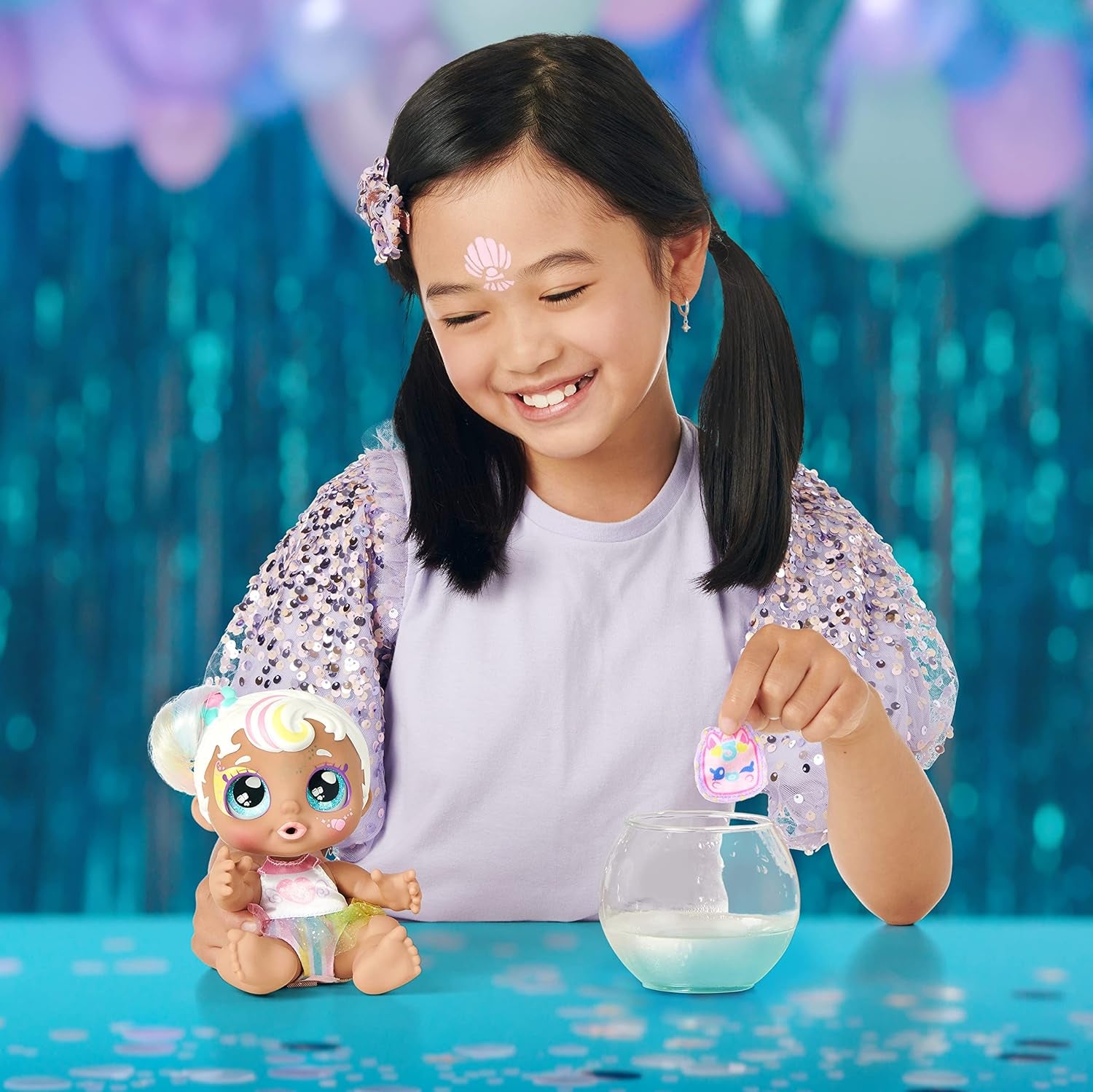 Babyschwester-Puppe Mni Mello als Einhorn, 1 Puppe mit Spielzeugschnuller und Zauberschwamm für magische Gesichtsbemalung. Große, glitzernde Augen, biegsame Arme und Beine, 50275