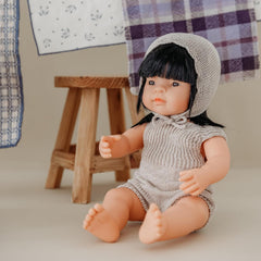 Strick-Kleiderset für Miniland Dolls, aus recyceltem Material, für 38cm Puppen. Modell: Strampler und Mütze, 31688, beige