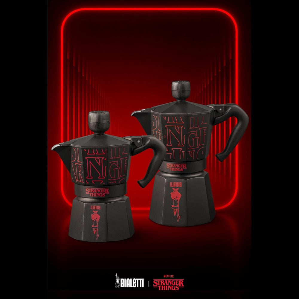 Bialetti Moka Express Stranger Things Cafetiera cu 6 căni, Buton muzical cu funcție de încărcare USB-C, Nu este potrivită pentru plite cu inducție, 6 căni (270 ml), Negru