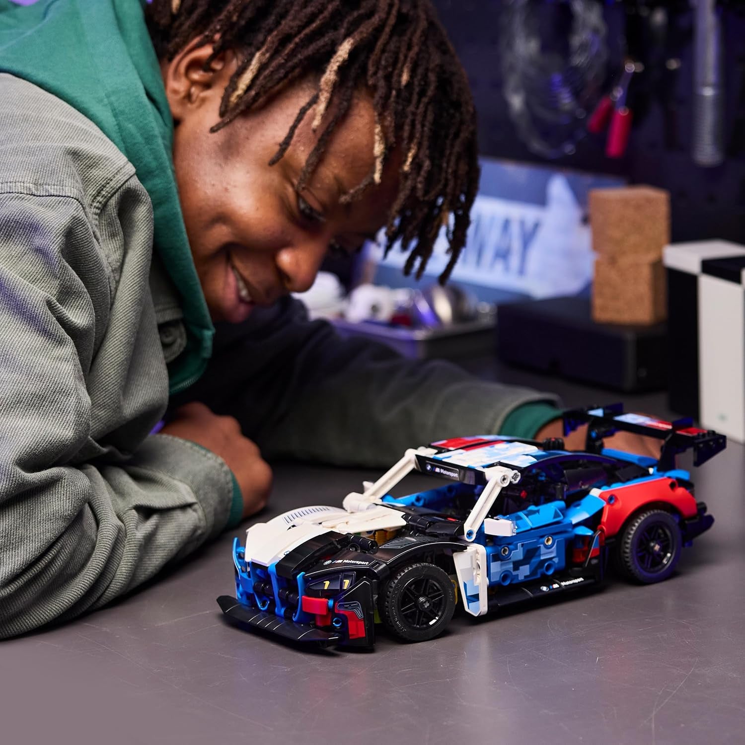 LEGO Technic BMW M4 GT3 EVO Rennwagen - Modellbausatz mit V6-Motor, Lenkung & öffnenden Türen - Gaming Geschenk für Jungen ab 11 Jahren & Jugendliche Motorsport Fans - 42226