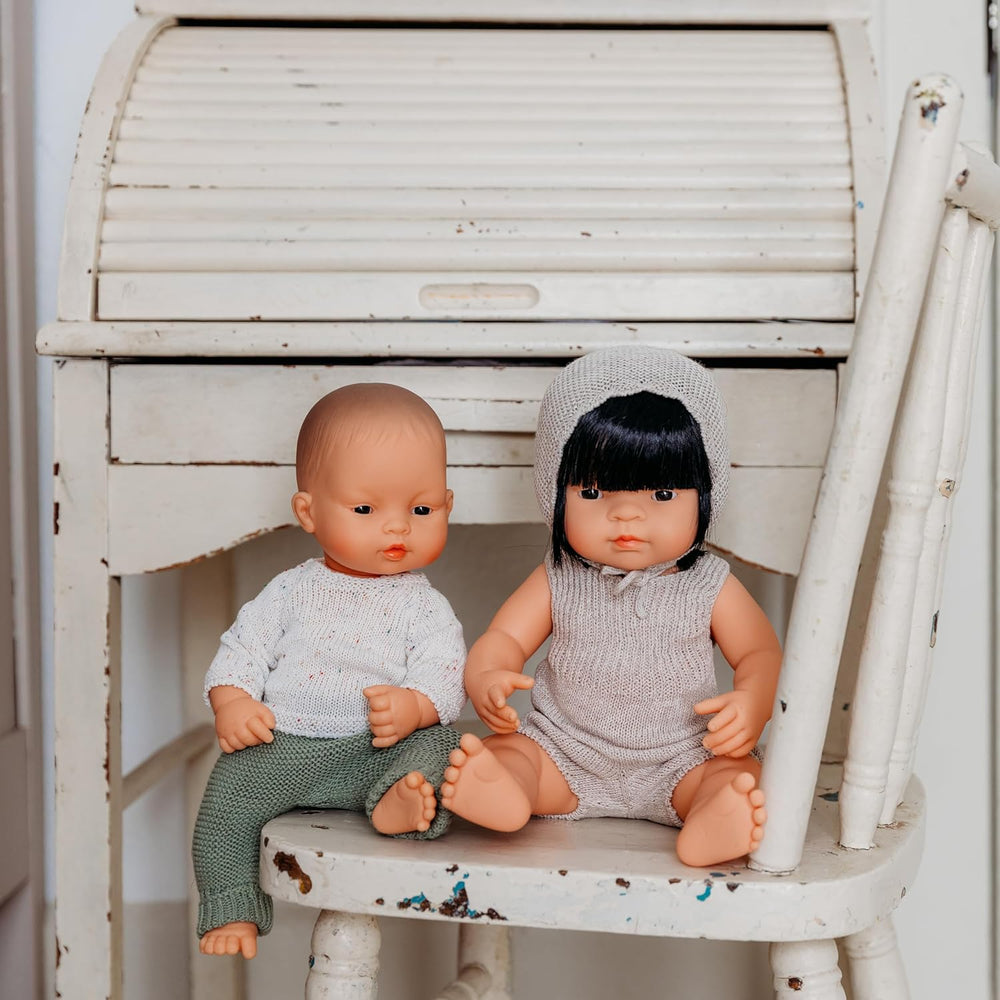 Strick-Kleiderset für Miniland Dolls, aus recyceltem Material, für 38cm Puppen. Modell: Strampler und Mütze, 31688, beige