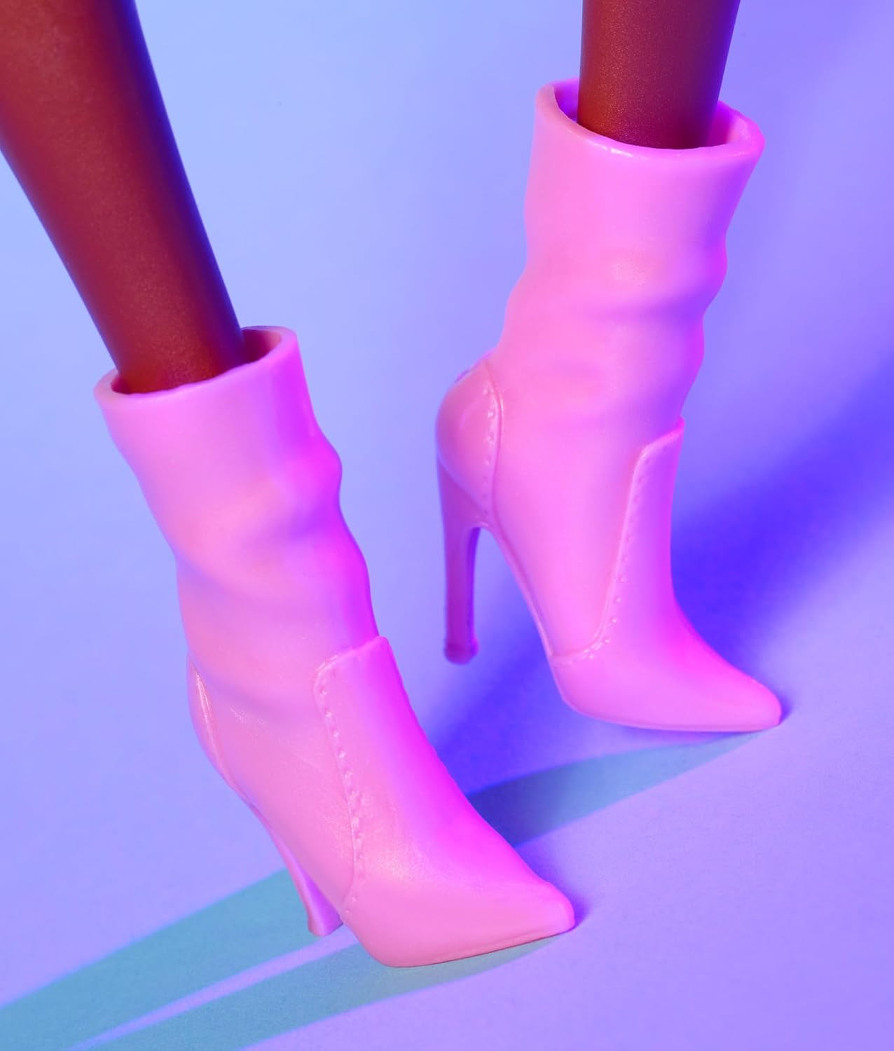 Păpușă Barbie Looks, figurină de colecție nr. 21 cu păr negru împletit în împletituri și modă modernă Y2K, top roz halter și fustă din piele artificială cu cizme, HRM13 Papusi Naty Shop