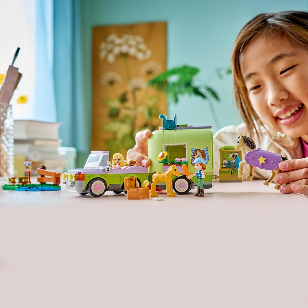 LEGO Friends Pferd und Fohlen mit Pferdeanhänger - Pferde Spielset mit Pflegezubehör, 4 Tierfiguren, Auto & 2 Mini Puppen - Geschenkidee zum Geburtstag für Mädchen ab 7 Jahren - 42695
