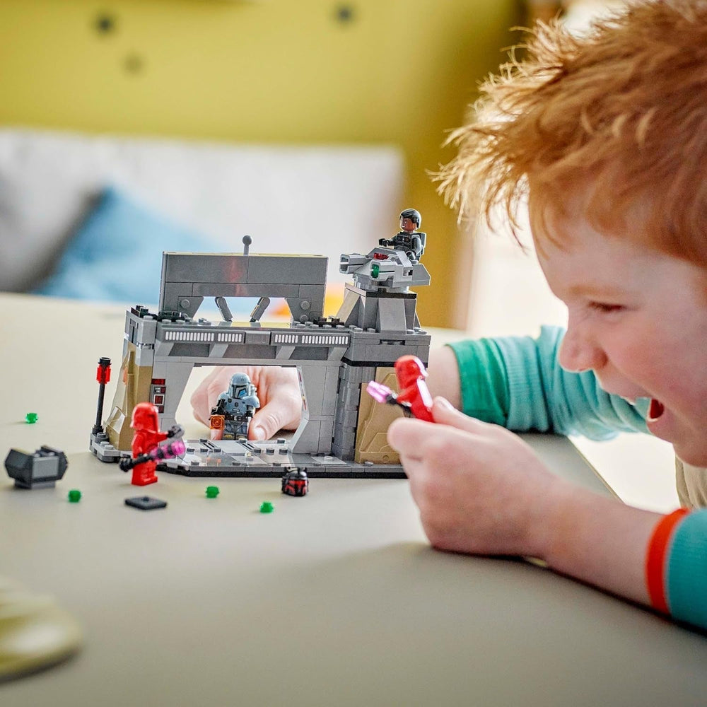 LEGO Star Wars: Duelul Mandalorian între Paz Vizsla și Moff Gideon, jucărie de construcție de colecție pentru copii, idee de cadou pentru băieți și fete creative cu vârsta de peste 7 ani, jucărie Mandalorian 75386 Seturi de constructie Besuche den LEGO-Store
