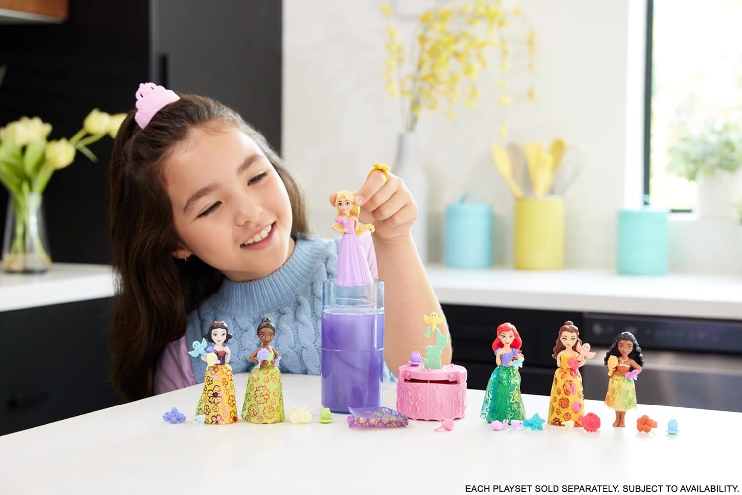 Mattel Disney Princess Royal Color Reveal, păpușă mică cu 6 surprize, inclusiv inel parfumat și 4 accesorii (păpușile pot varia), Seria Garden Party HRN63