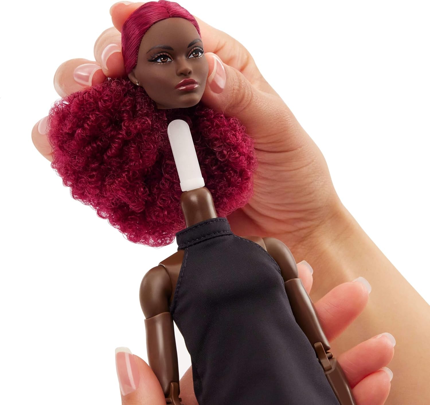 Barbie Basics Model 3, Păpușă de colecție cu bucle roșii, rochie mini neagră și cizme, modă cu potrivire universală, corp mare articulat și cap interschimbabil, JBH75