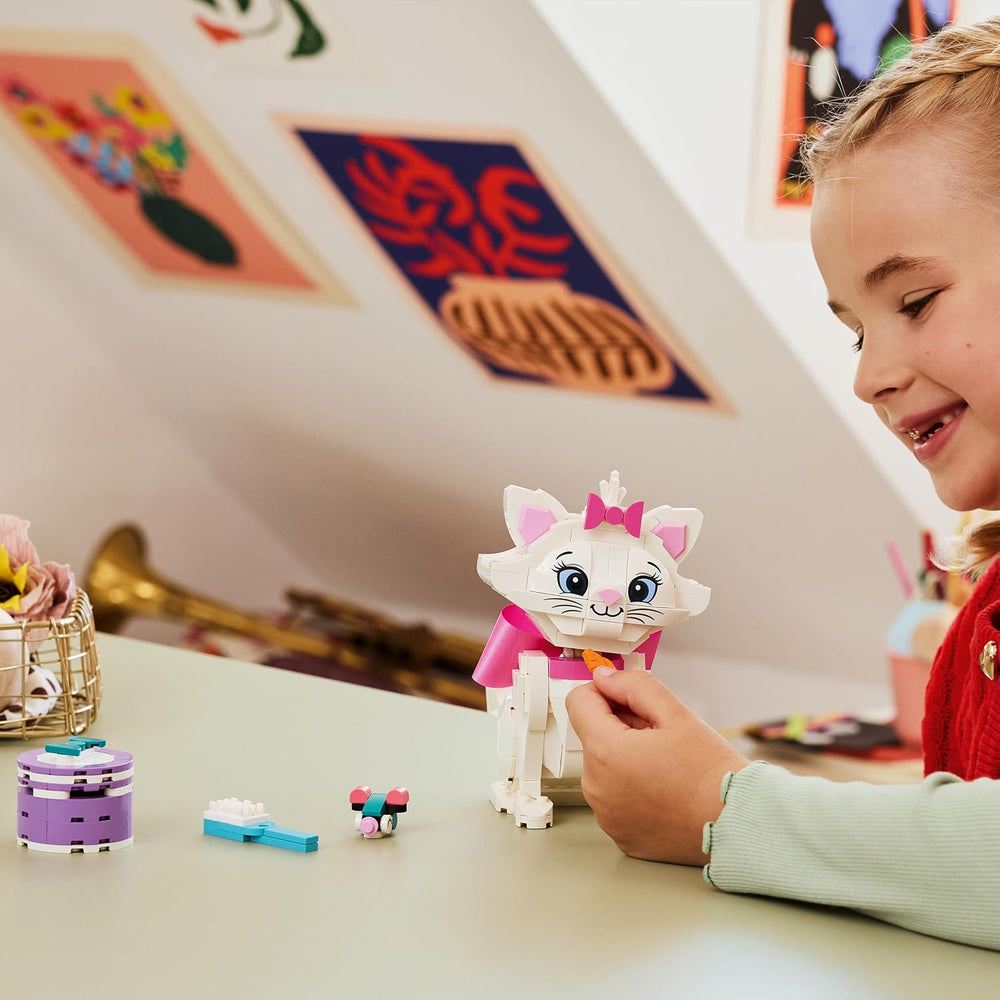 LEGO ǀ Disney Aristocats: Bezaubernde Marie - Spielzeug Katzenfigur mit Zubehör - inkl. Textilschleife - DIY Deko fürs Schlafzimmer - Geschenk für Mädchen ab 7 Jahren und Fans - 43286