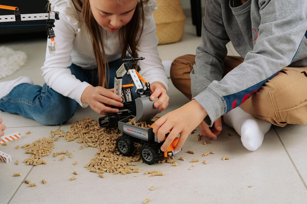fischertechnik Truck 576105 – pädagogisches Konstruktionsspielzeug, LKW-Spielzeug-Bausatz für Kinder ab 7 Jahren, orange