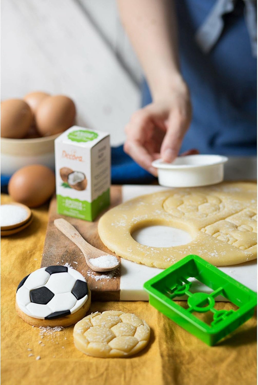 , 0255048 Set de forme pentru biscuiți cu tematică de fotbal, Formă de minge + Formă de teren de fotbal, Setul ideal pentru realizarea de decorațiuni din fondant sau cauciuc, Fabricat în Italia, Design original. Pachet de 2.