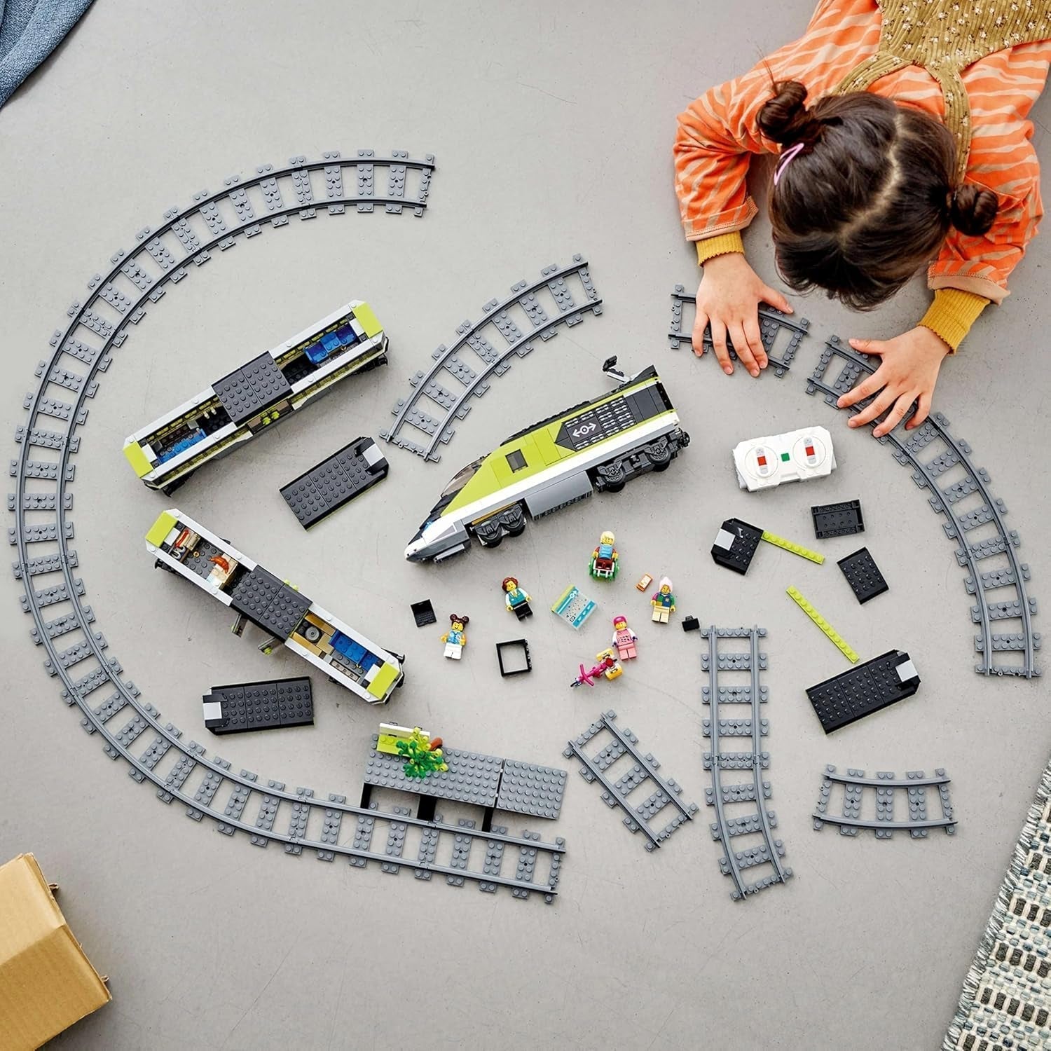 LEGO City Passenger Express Train, set cu tren controlat de la distanță, jucărie feroviară cu faruri, 2 vagoane și 24 de elemente de cale, cadou pentru copii, băieți și fete 60337 Seturi de constructie Besuche den LEGO-Store