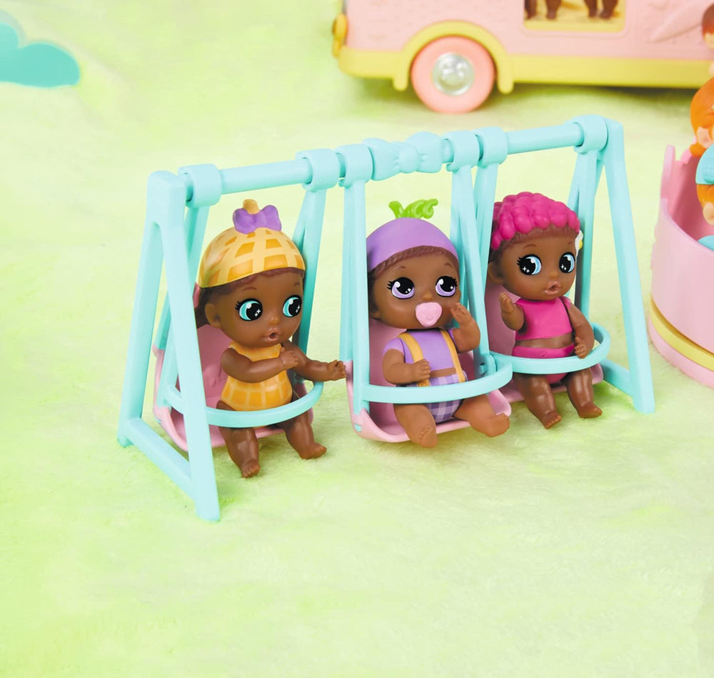 BABY born 904763 Autobuz Surpriză Bebeluși - autobuz de jucărie roz pentru păpuși mini mici, cu 2 păpuși exclusive, cărucior triplu, balansoar, carusel, tobogan și leagăn triplu.