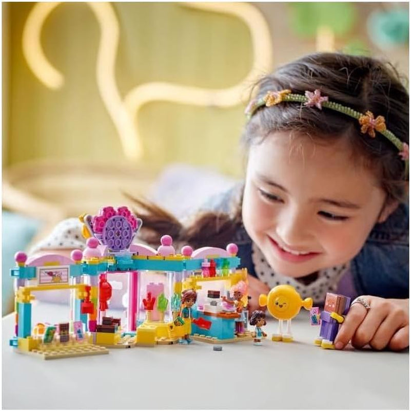 LEGO Friends Heartlake City Süßwarenladen - Kinder Spielset zum Bauen mit 3 Minifiguren, Einer Katzenfigur, Spielzeug Lebensmittel und Zubehör - Geschenk für Mädchen und Jungen ab 6 Jahren - 42649