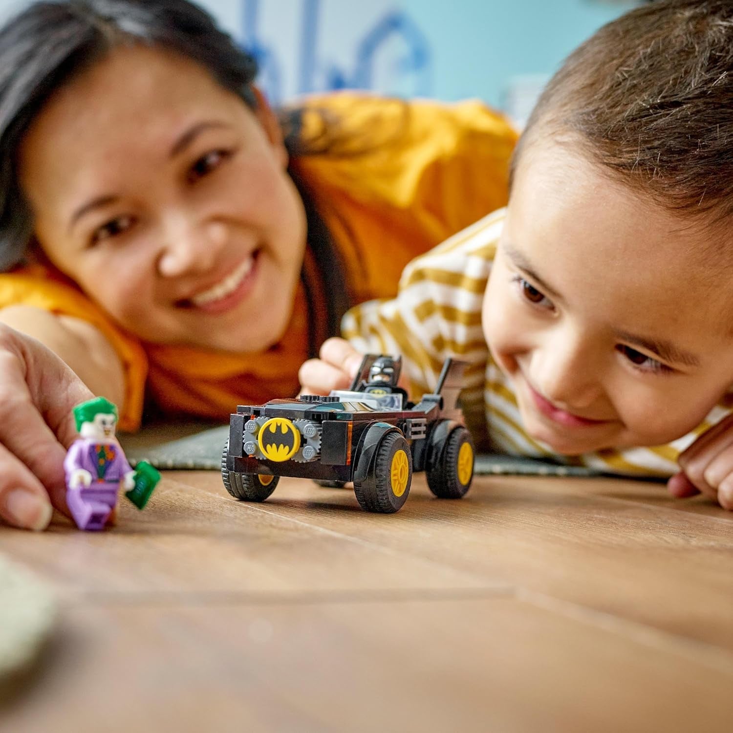LEGO 76264 DC Chase in Batmobil: Batman Vs. Joker set de mașini de jucărie, Set de pornire pentru supereroi cu 2 minifigurine, Jucărie pentru copii preșcolari, băieți, fete cu vârsta peste 4 ani, Rapid de asamblat Seturi de constructie Besuche den LEGO-Store
