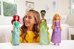 DISNEY Prinzessin 3er-Pack - Tiana, Rapunzel und Arielle mit Accessoires, abnehmbarem Diadem und Schuhe, lange Haare zum Kämmen und Stylen, für Kinder ab 3 Jahren, HLW45