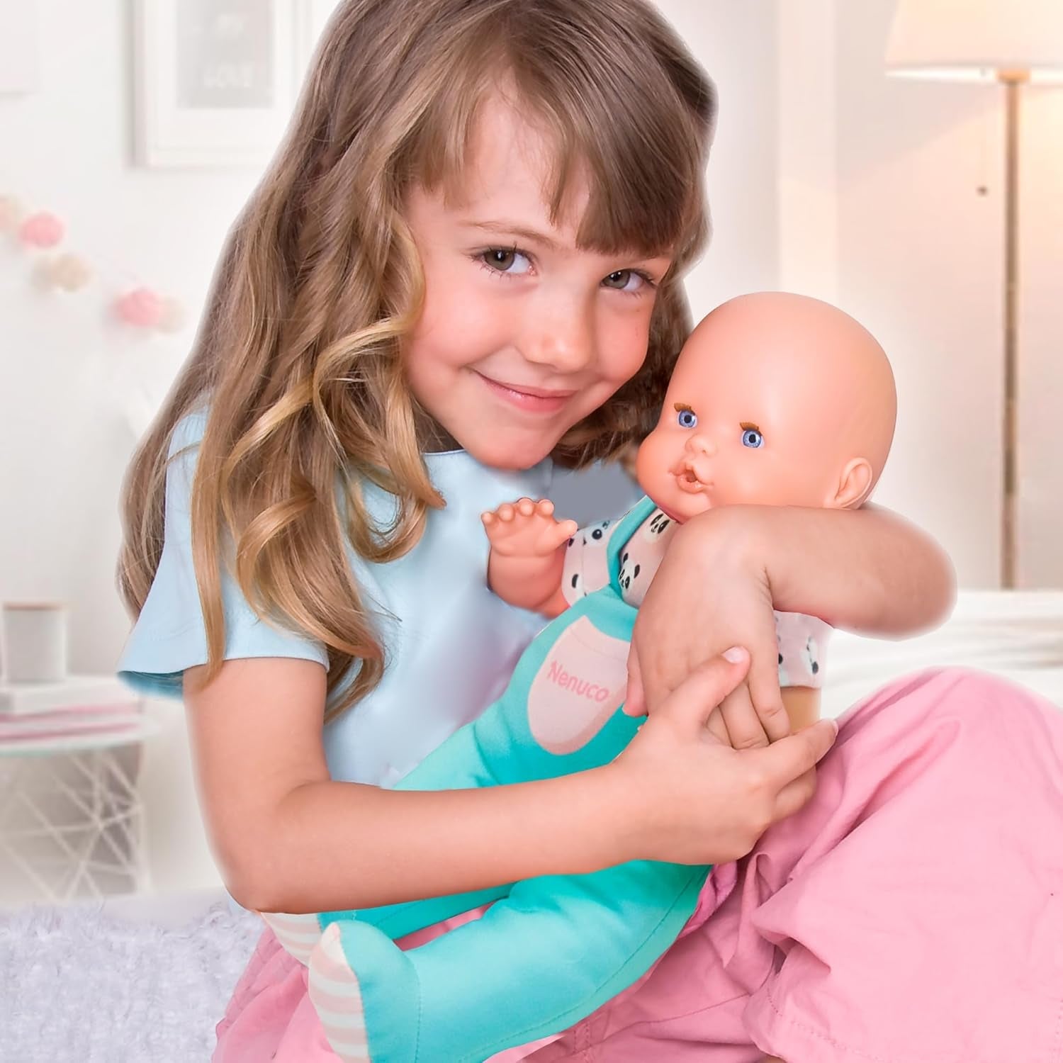 Magische Flasche, weiche Babypuppe, die Flüssigkeit aus der Flasche verschwindet, wenn das Baby fertig ist. Für Jungen und Mädchen ab 10 Monaten (Famosa NFN86000)
