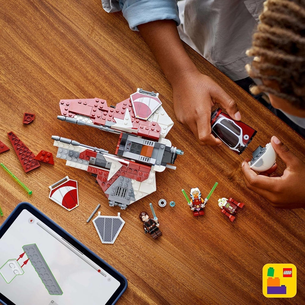 LEGO Star Wars 75401 Interceptorul Jedi al lui Ahsoka, Starfighter pentru fanii Războiului Clonelor, Ahsoka Tano & Anakin Skywalker Minifigures, cu săbii laser și R7-A7, pentru băieți și fete de la 8 ani în sus Seturi de constructie Besuche den LEGO-Store