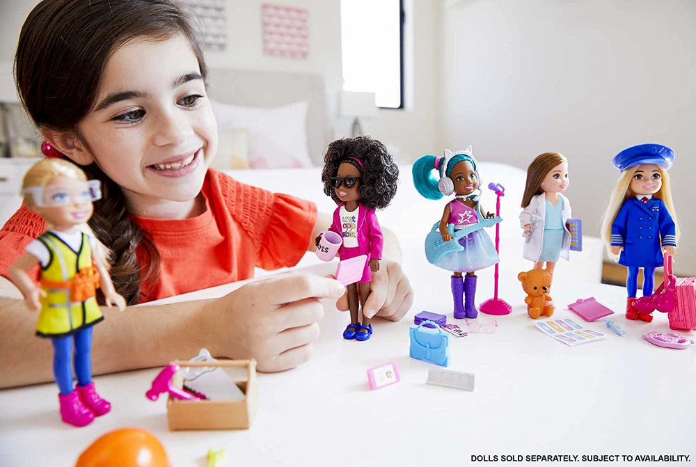 Barbie GTN88 - Păpușa Chelsea Career, Doctor, cu ținută și accesorii profesionale, jucărie pentru vârste de 3 ani și peste