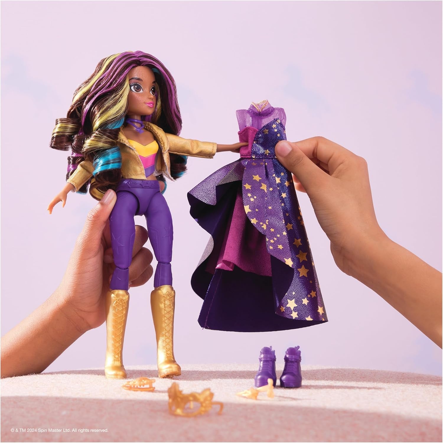 Păpușă Unicorn Academy Deluxe, Bal Mascat - Sophia, păpușă originală din popularul serial Netflix, 24 cm înălțime, cu 2 ținute și accesorii, pentru copii cu vârsta de 4 ani și peste