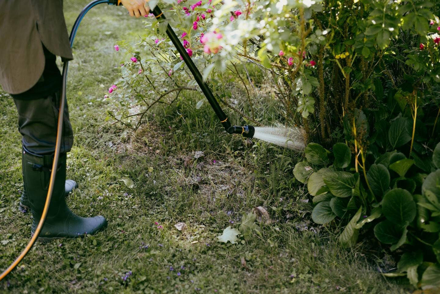 Furtun de grădină Fiskars S, seria X, furtun de apă pentru udare manuală, 13 mm (1/2"), lungime: 15 m, racord universal, protecție UV, protecție la îngheț, rezistent la răsucire, albastru, 1076044