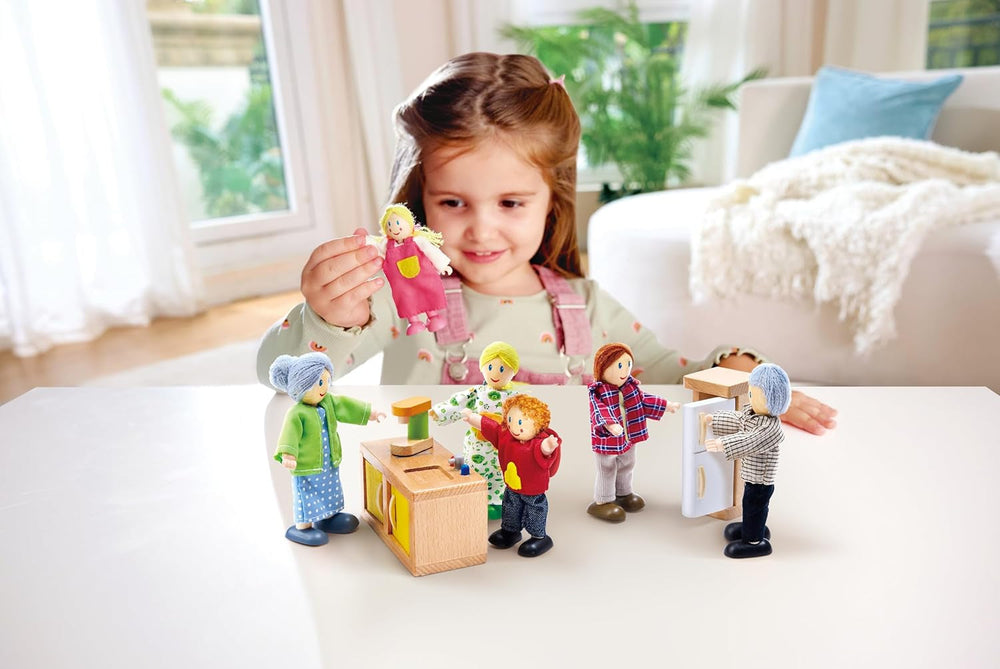 Set familial de păpuși Hape Doll Family premiat, accesorii unice pentru case de păpuși din lemn, joc imaginativ, 6 membri ai familiei de păpuși, pentru copii cu vârsta de 3 ani și peste