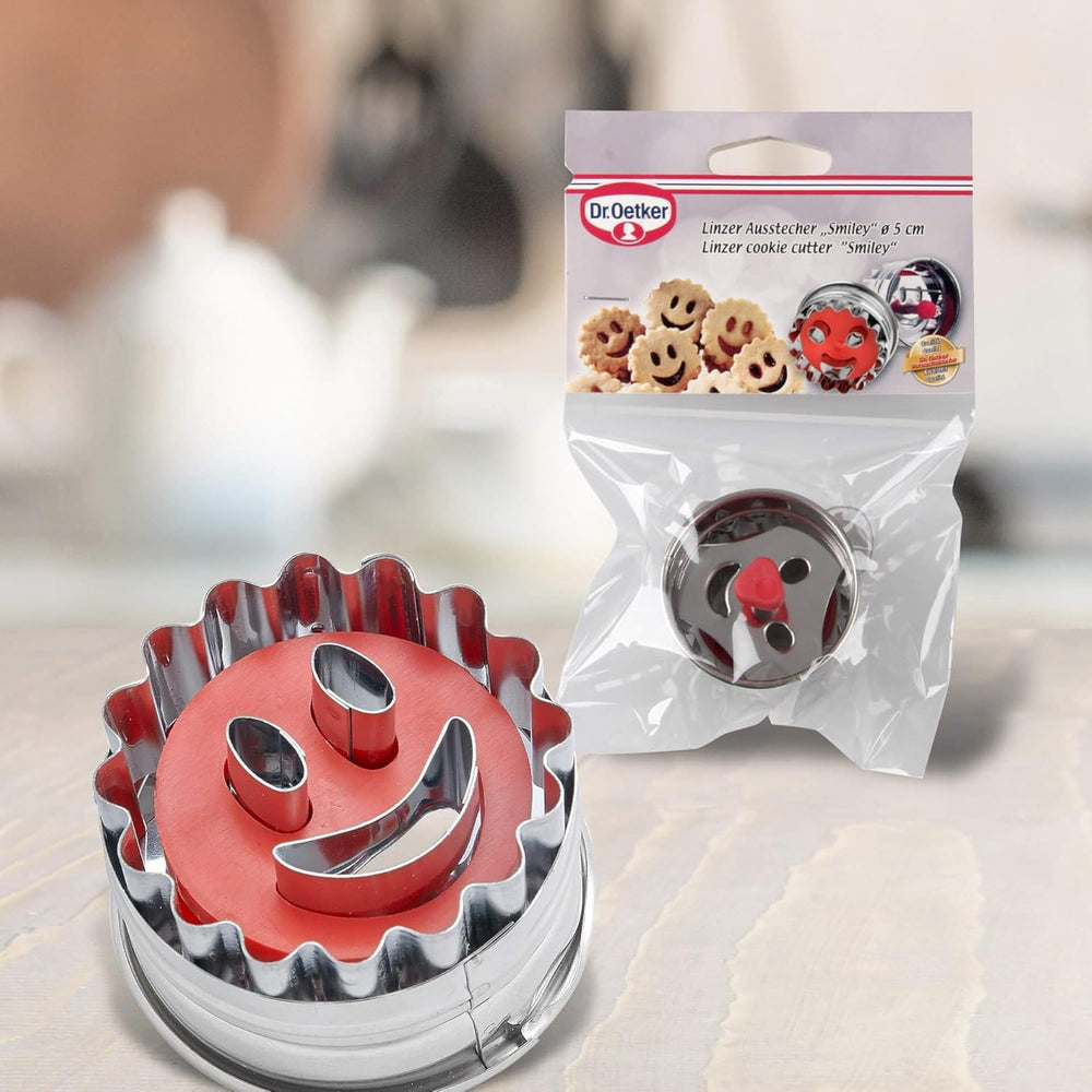 Formă de biscuiți Dr. Oetker Ø 5cm "Față zâmbitoare", Formă de biscuiți pentru sezonul de Crăciun, Formă de biscuiți cu ejector pentru biscuiți și fursecuri - Se poate spăla în mașina de spălat vase (Culoare: Argintiu/Roșu) Cantitate: 1 bucată, 1499
