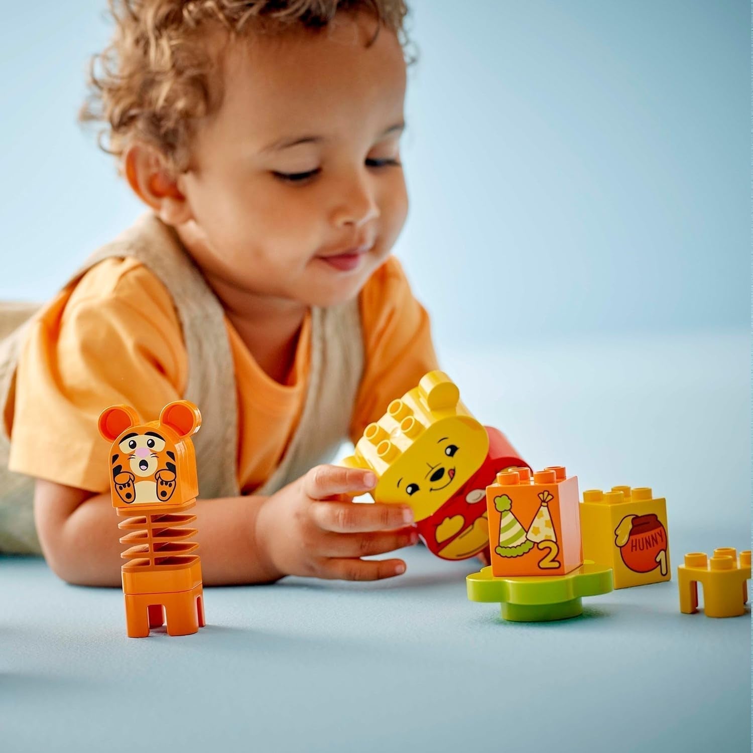 LEGO DUPLO - Disney Winnie the Pooh's Birthday Party - jucărie educativă pentru preșcolari - set cu 3 minifigurine, inclusiv Winnie the Pooh, Tigger și Piglet - idee de cadou pentru băieți și fete de la 1,5 ani 10457 Seturi de constructie Besuche den LEGO-Store