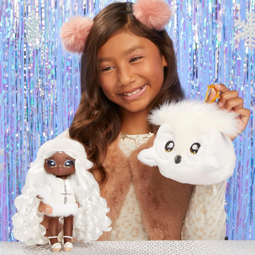 NA! NA! NA! SurpriseCozy Serie – Evie VON HOO – Schneeeule Modepuppe aus weichem Plüsch mit weißen Haaren,Mütze,Outfit und Flauschiger Anhängetasche – Tolles Geschenk für Kinder ab 5 Jahren 119357EUC