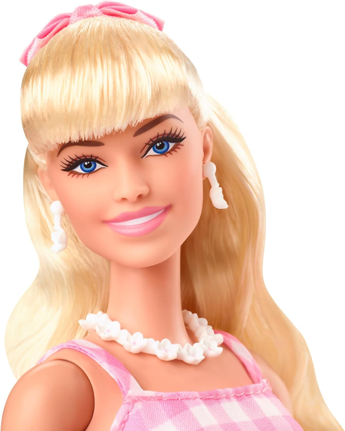 Barbie Puppe, The Movie doll, in rosa weissem Kleid und Gänseblümchen Halskette, Margot Robbie, Sammlerstück, Spielzeug ab 3 Jahre, HPJ96