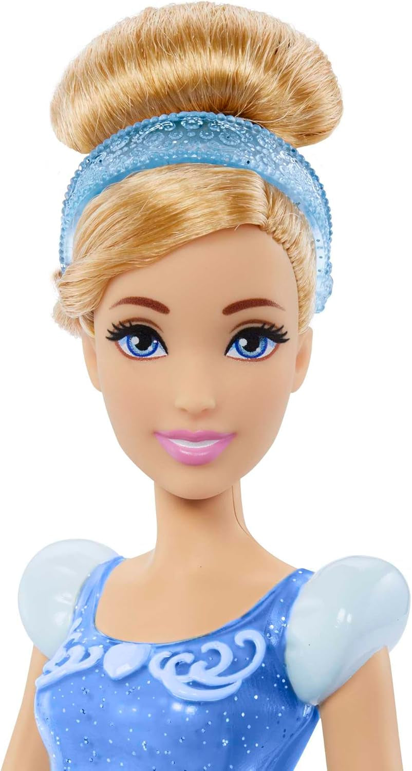 Mattel DISNEY Princess Cinderella - Păpușă mobilă cu costum strălucitor, pantofi și diademă detașabile, păr pieptănabil pentru distracție la coafor, pentru copii de la 3 ani în sus, HLW06 Papusi Naty Shop