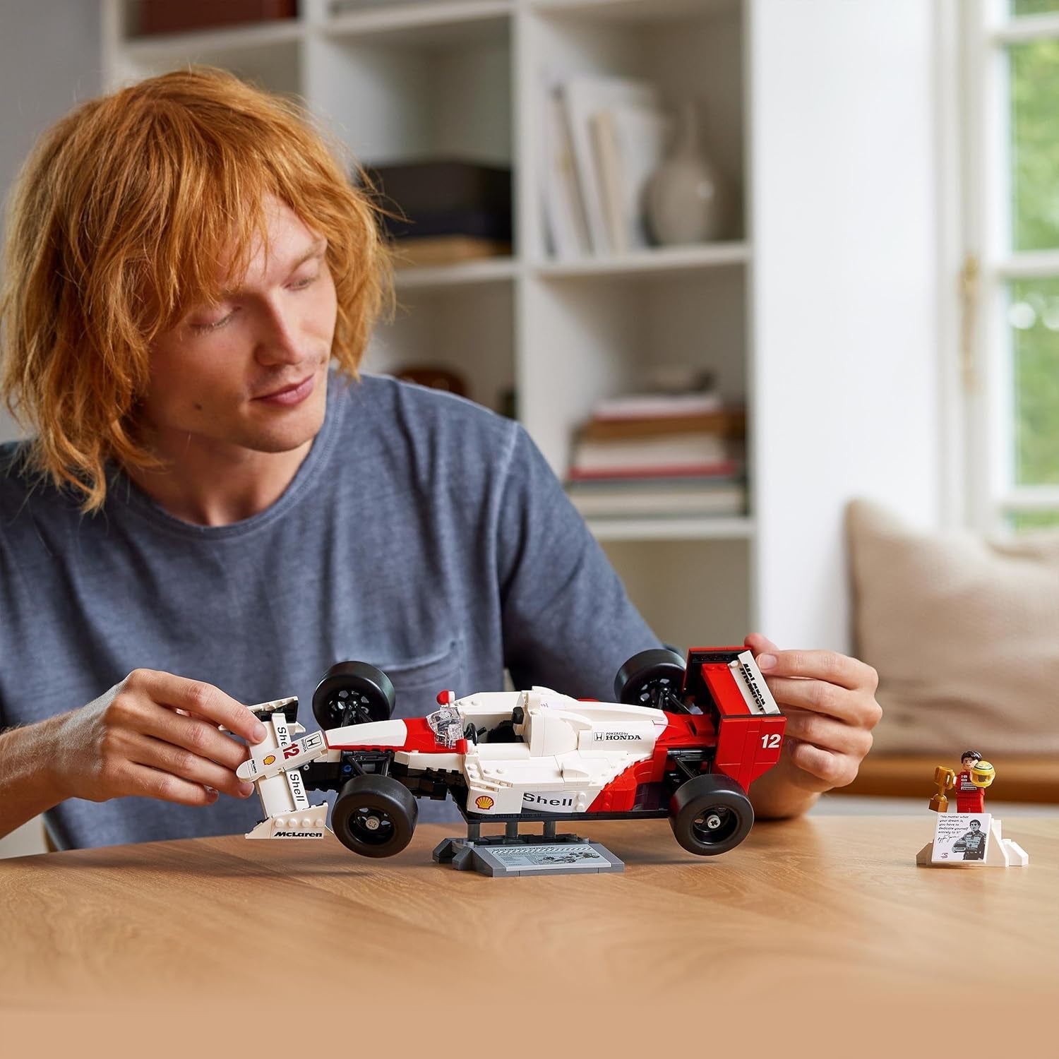 Set de mașini model LEGO Icons Mclaren MP4/4 & Ayrton Senna, kit de mașini de curse F1 pentru adulți cu mini-figură de pilot de curse, obiect de colecție, idee de cadou pentru bărbați, femei, el & ea 10330 Seturi de constructie Besuche den LEGO-Store