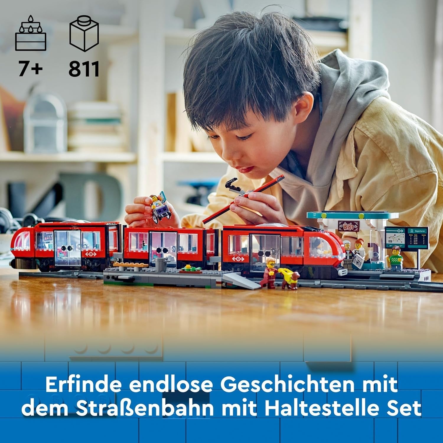 LEGO City Straßenbahn mit Haltestelle, Geschenkidee für Fans von Fahrzeug-Spielzeug ab 7 Jahren, mit 6 Minifiguren und einem Blindenhund für Rollenspiele, Bauspielzeug 60423