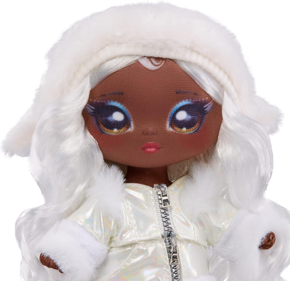 NA! NA! NA! SurpriseCozy Serie – Evie VON HOO – Schneeeule Modepuppe aus weichem Plüsch mit weißen Haaren,Mütze,Outfit und Flauschiger Anhängetasche – Tolles Geschenk für Kinder ab 5 Jahren 119357EUC