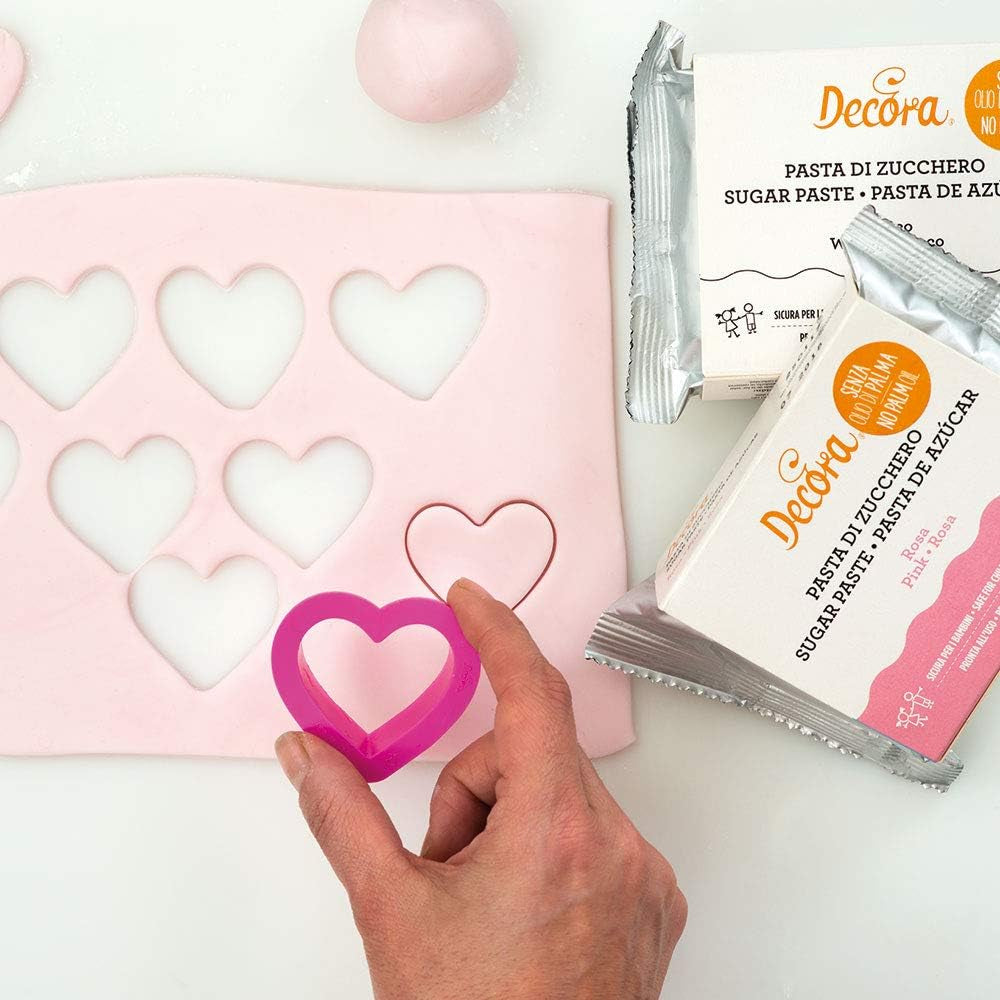 0255305 Set forme de biscuiți în formă de inimă, netede, 4 bucăți, 4-5,5-7-8 cm, 2,2 cm înălțime, roz