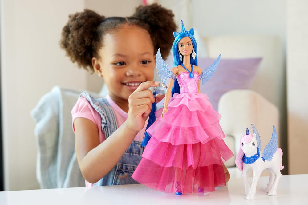 Barbie O Magie Ascunsă - Păpușă cu Unicorn, rochie roz cu detalii albastru safir, bentiță de unicorn, aripi și coadă detașabile din safir, pentru copii cu vârsta de 3 ani și peste, HRR16