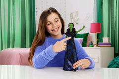 Păpușa de modă Elphaba cântătoare Mattel Wicked: for Good de Universal Pictures, cu ținută detașabilă, inspirată din film, cântă „for Good” în engleză, JFM09