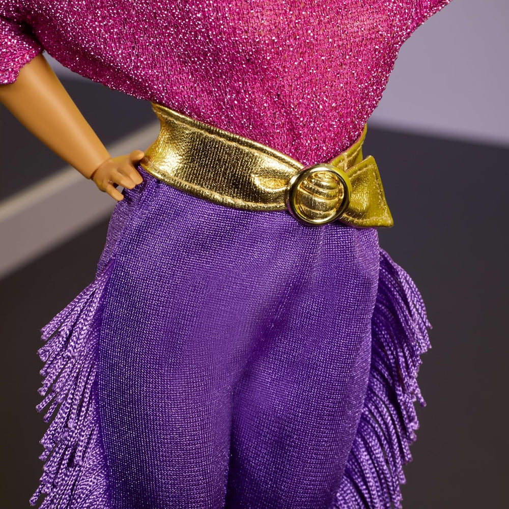 Barbie Signature Puppe, Debbie Allen Tribute Collection Bewegliche Puppe mit schulterfreiem Oberteil, goldenem Gürtel und violetten Fransenhosen mit Stulpen, JBJ24