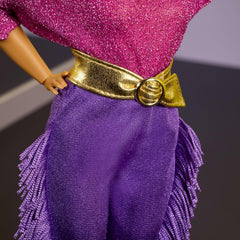 Barbie Signature Puppe, Debbie Allen Tribute Collection Bewegliche Puppe mit schulterfreiem Oberteil, goldenem Gürtel und violetten Fransenhosen mit Stulpen, JBJ24