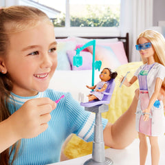 Barbie Zahnärztin-Puppe, Modepuppe mit blonden Haaren, blauem Kleid und Laborkittel, 1 Kinderpuppe, Untersuchungszubehör und passende Accessoires, JCR74