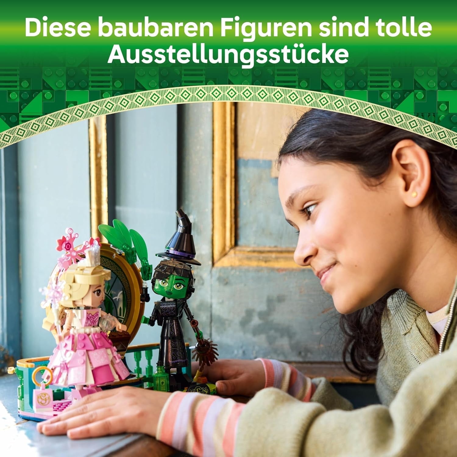 LEGO Wicked - Elphaba & Glinda Figuren - Spielzeug mit viel Zubehör, darunter EIN Besen, eine Krone, eine Handtasche und eine Fensterszene - Geschenk für Mädchen und Jungen ab 10 Jahren - 75682