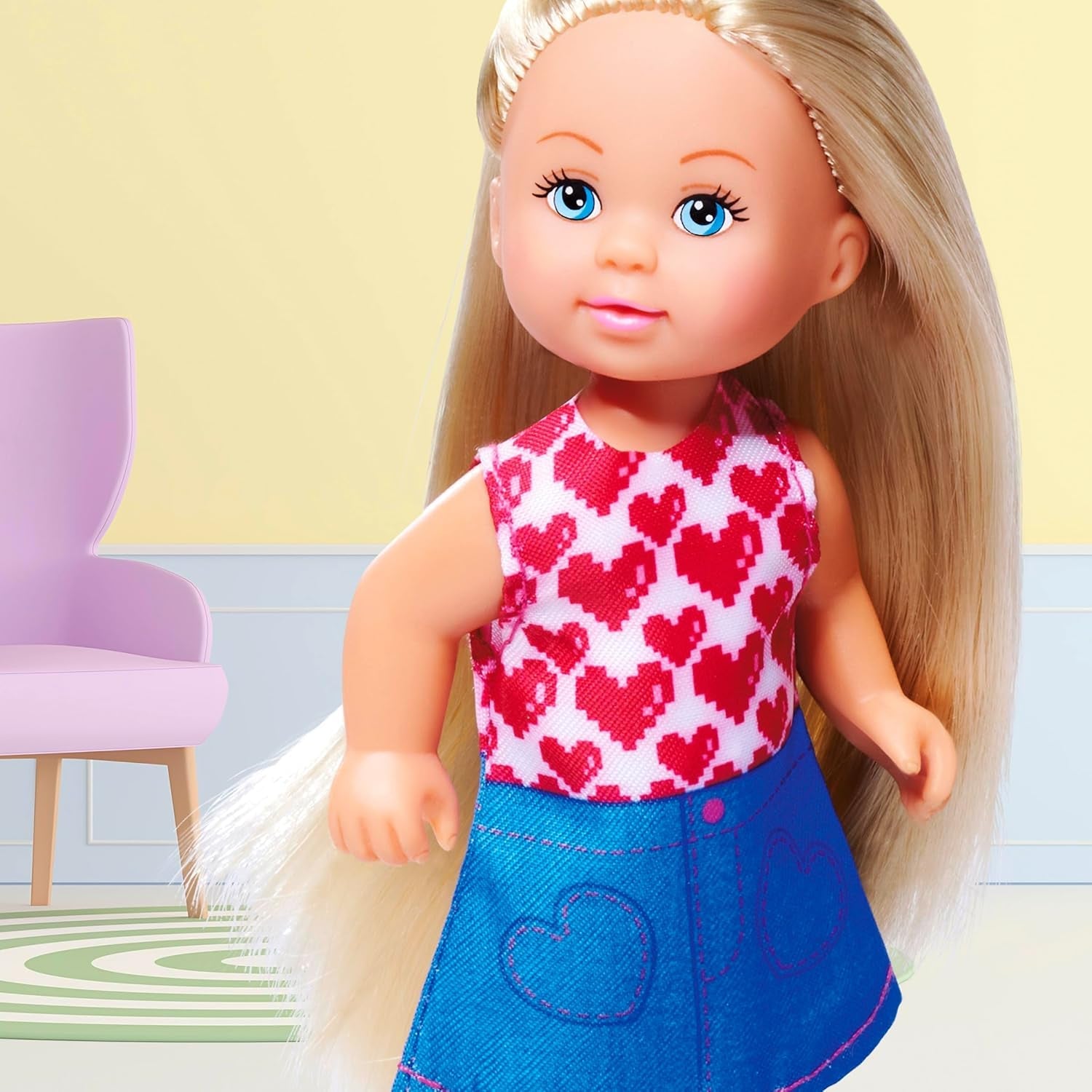 Simba Evi Love Fashion, o păpușă purtând o rochie drăguță din denim, inclusiv alte două ținute cu imprimeuri adorabile și adidași, 12 cm, vârste 3+