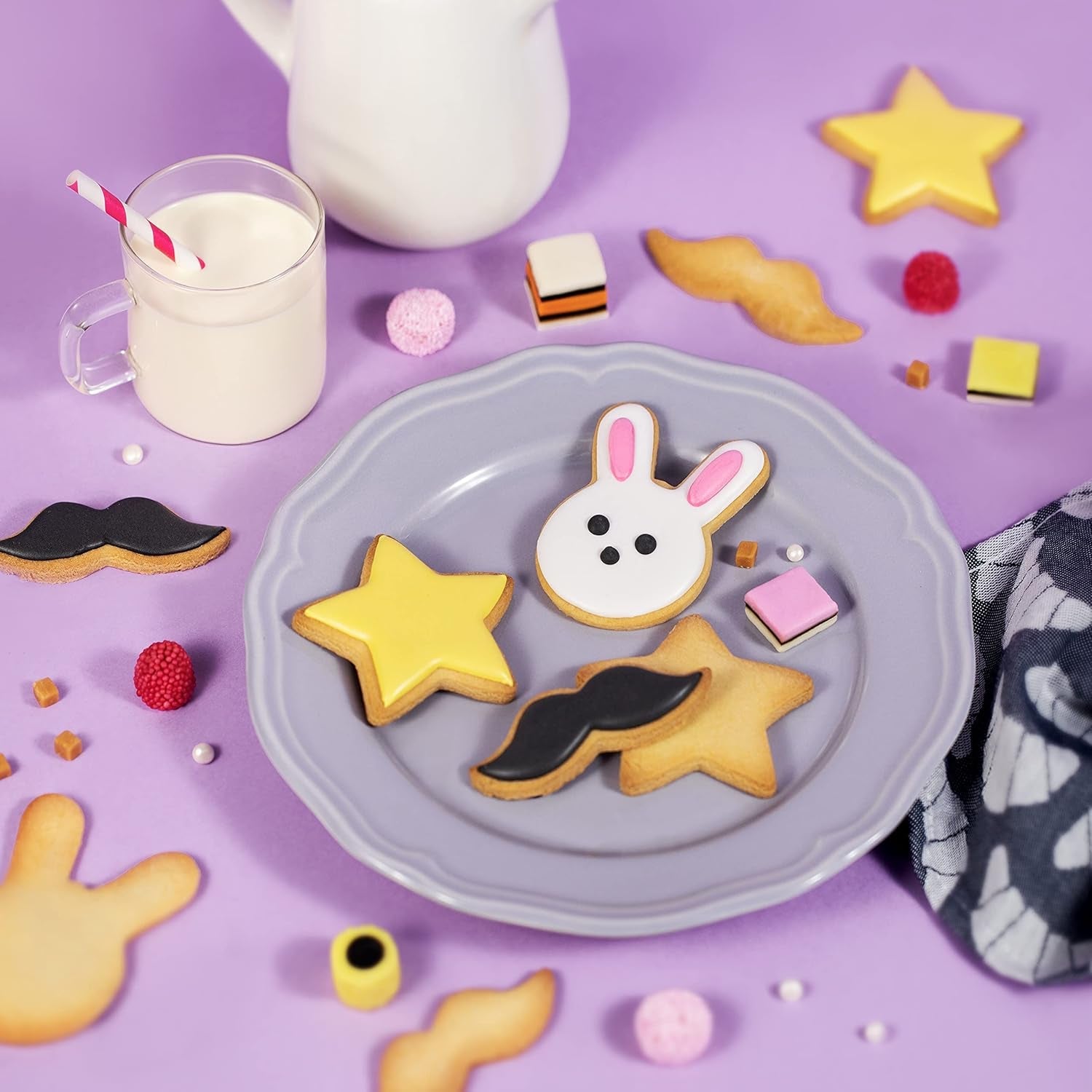 CHEFCLUB, Forme de biscuiți magice pentru fursecuri, Forme de biscuiți cu modele imaginative, Set de 3 forme de biscuiți metalice, inclusiv rețetă, Vârste 4+