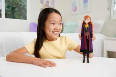 Mattel DISNEY Die Eiskönigin 2 Anna-Modepuppe - beweglich, Reiseoutfit, abnehmbarer Umhang, kämmbare Haare, für Kinder, alle Puppen separat erhältlich, HLW50, Black-purple