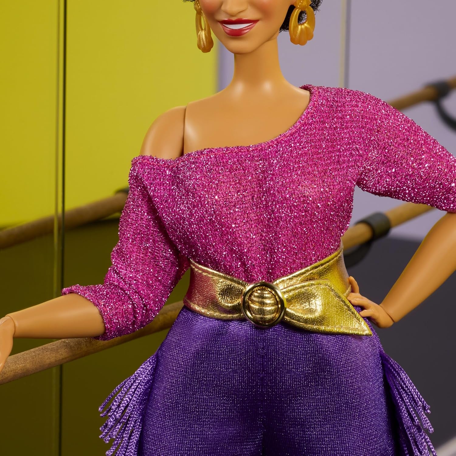Barbie Signature Puppe, Debbie Allen Tribute Collection Bewegliche Puppe mit schulterfreiem Oberteil, goldenem Gürtel und violetten Fransenhosen mit Stulpen, JBJ24