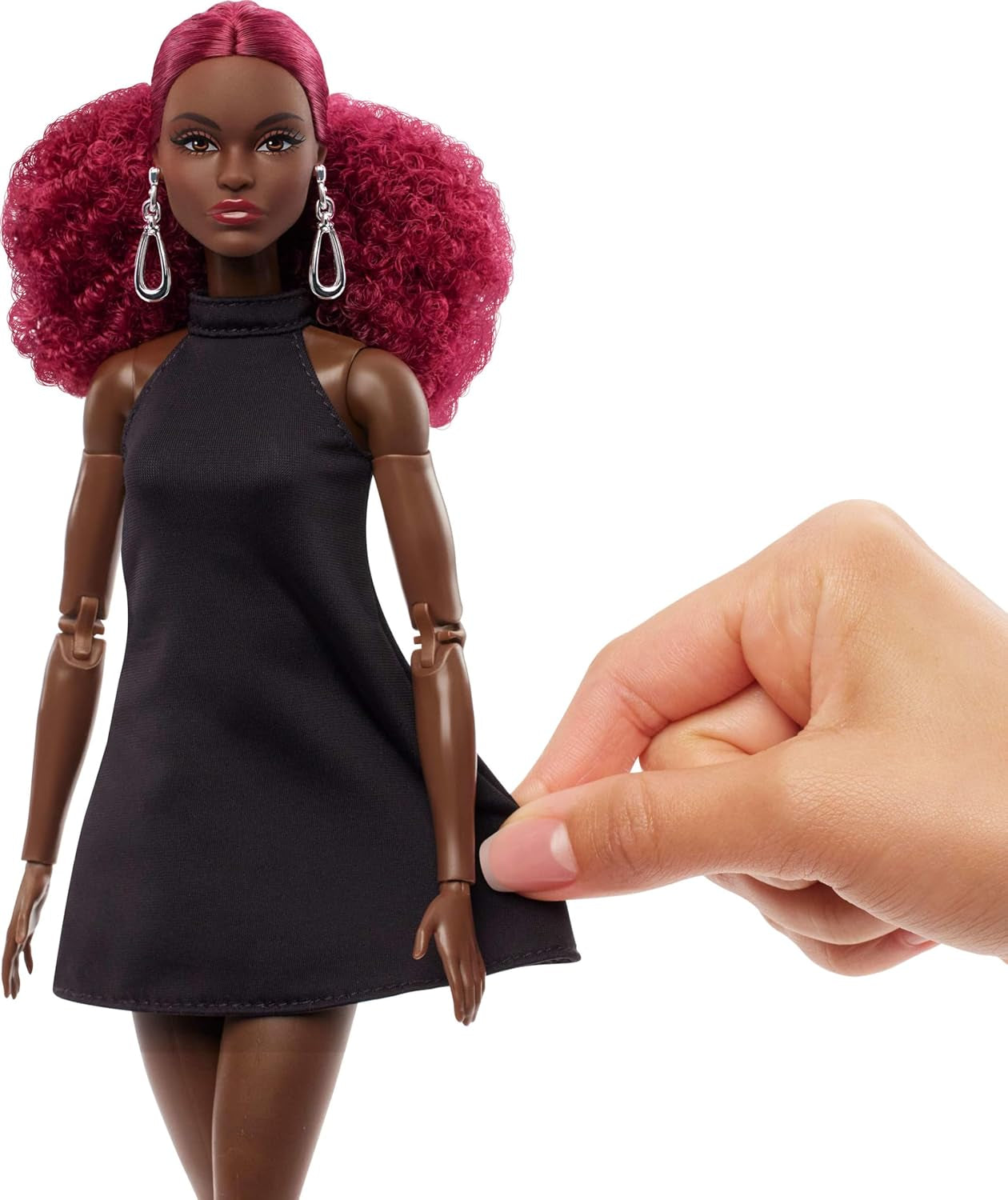 Barbie Basics Model 3, Păpușă de colecție cu bucle roșii, rochie mini neagră și cizme, modă cu potrivire universală, corp mare articulat și cap interschimbabil, JBH75