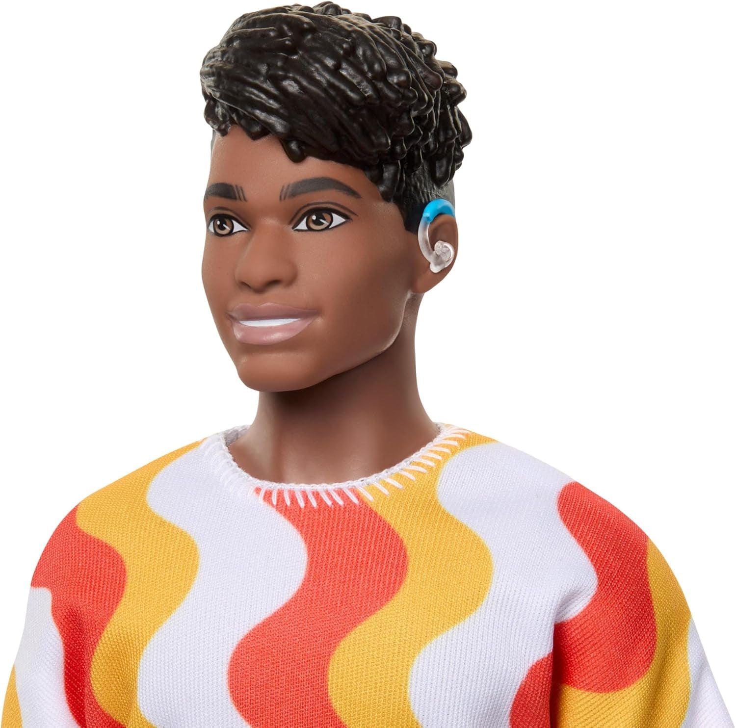 Barbie Fashionistas Ken-Puppe Nr. 220 mit Hörgeräten und breiter Körperform in einem abnehmbaren Shirt mit orangefarbenem Muster, Shorts und Plateau-Sandalen, HRH23
