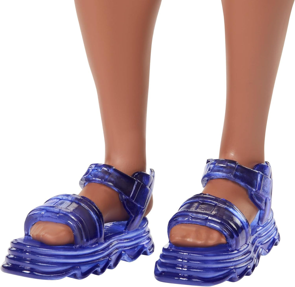 Barbie Fashionistas Ken Doll nr. 220 Cu bretele și formă largă a corpului într-o cămașă detașabilă cu model portocaliu, pantaloni scurți și sandale cu platformă, HRH23 Papusi Naty Shop