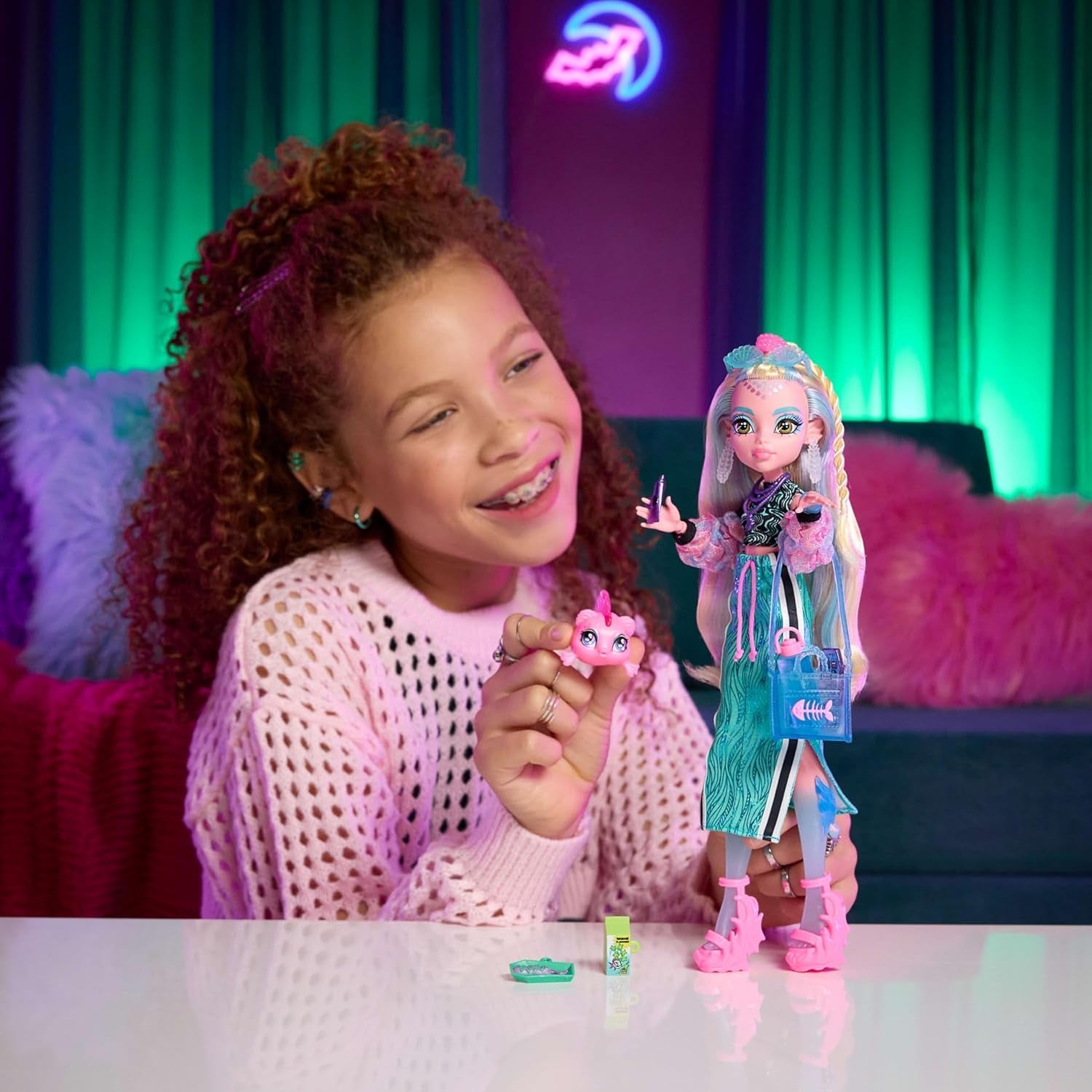 Păpușa Monster High Lagoona Blue în top scurt și fustă maxi sport cu peștele Neptuna și 7 accesorii, cum ar fi ochelari de soare cu scoici, gustare și geantă, JHK33